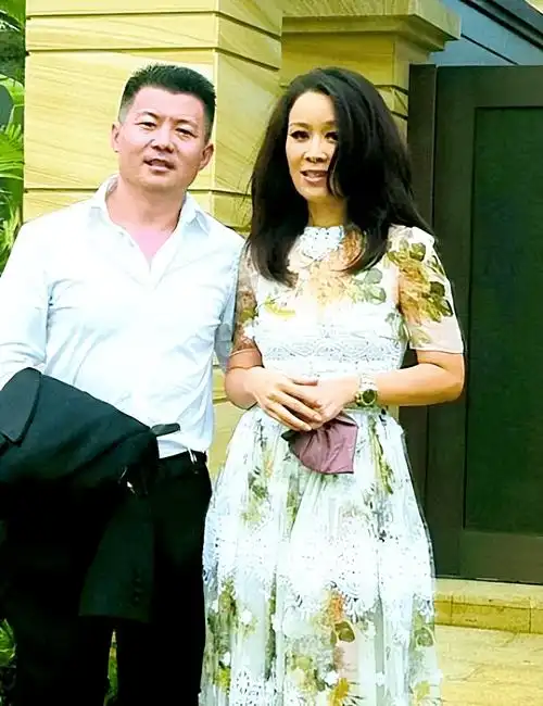 那英跟同岁老公走机场似父女!一个嫩成女儿辈,一个似中年老头!