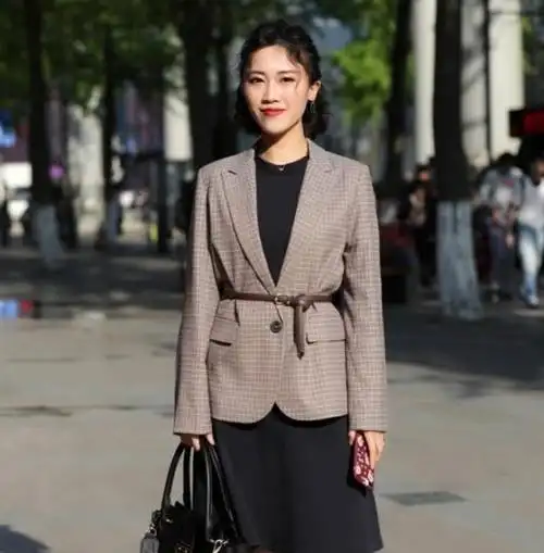 路人街拍美女性感冷艳帅气的西装搭配黑色裙子唯美又优雅