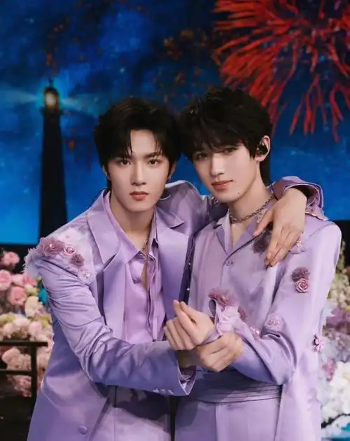 宋亚轩新歌舞台,跟刘耀文穿"情侣装"?并且还是婚服?