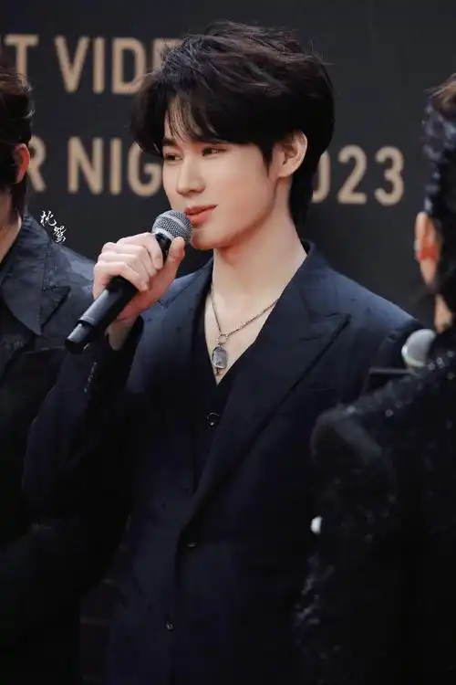 张真源超话#张真源奔跑吧#231217 星光大赏红毯@时代少年团-张真源