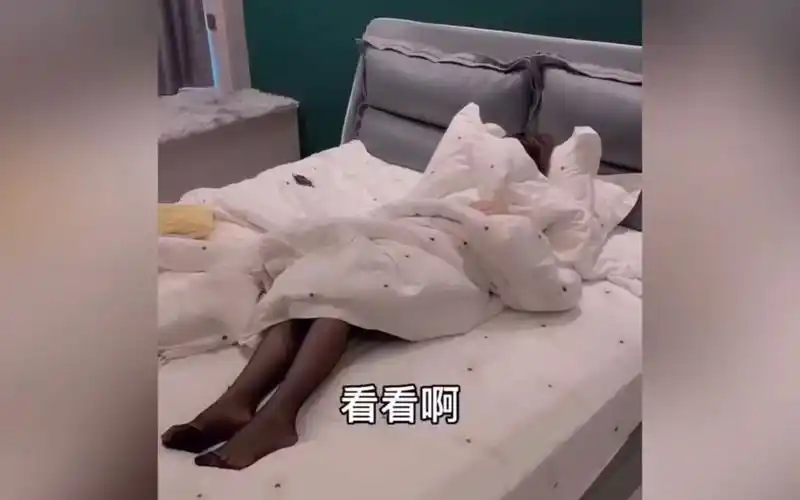 我家闺女12点还在睡我看她还穿着黑丝昨晚应该很晚才回的家吧
