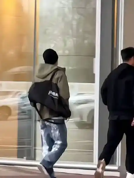 王一博北京出发