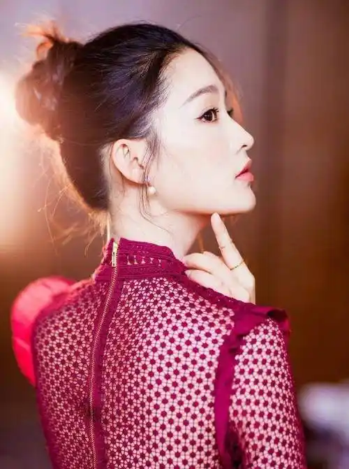 揭秘李沁百变穿搭法,瞎子才搞不清她与孙怡!_白色_牛仔_外套