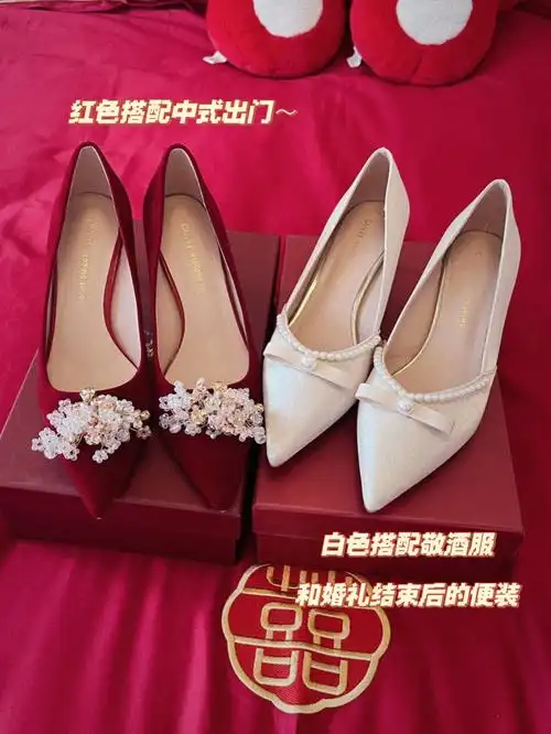 所以一共准备了三双婚鞋一双水晶鞋之前发过搭配主纱穿(事实证明确实