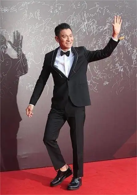 "天王"刘德华用笔剑拔弩张,字势不凡,笔墨功夫确实厉害!