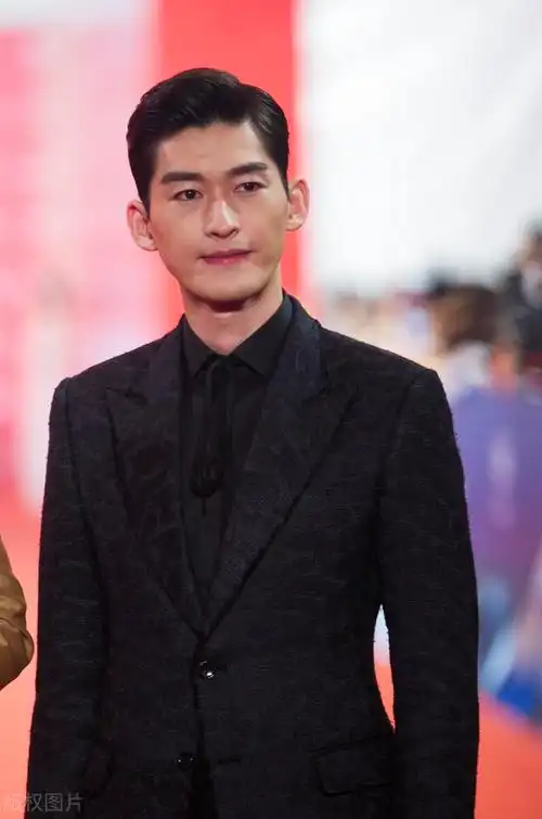 张翰的眼睛(张翰还是戴眼镜的时候比较帅) - 龙腾网