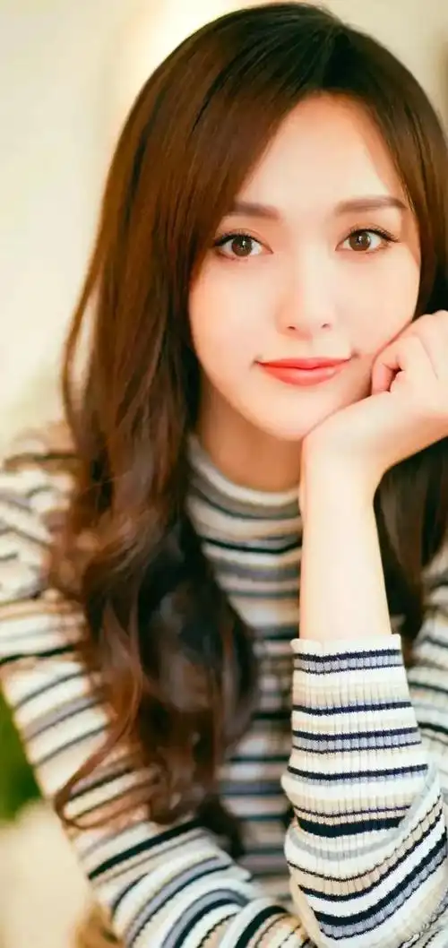 甜美可爱活泼开朗身姿曼妙的唐嫣美丽动人的写真照