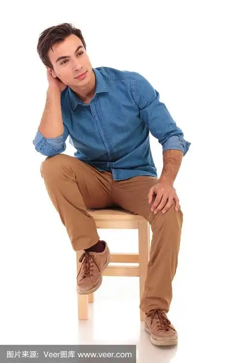 一个随意坐着做梦的男人的全身照片