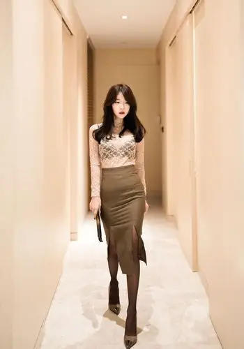 蕾丝美女大胆透视装性感白领制服写真图片