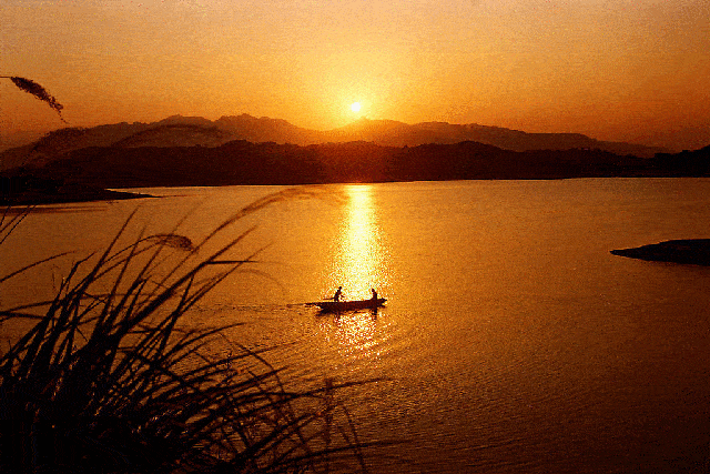 而太湖也因为秋天的到来,有了"烟雨江南"的感觉.