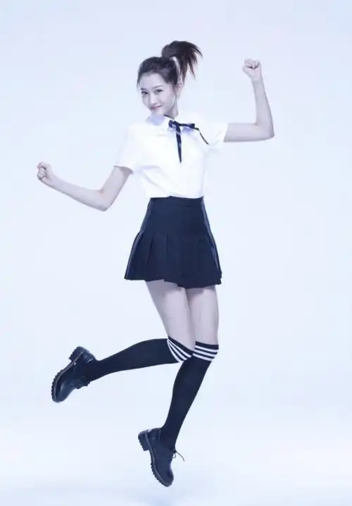 关晓彤学生装写真,一双美白长腿特别性感迷人!