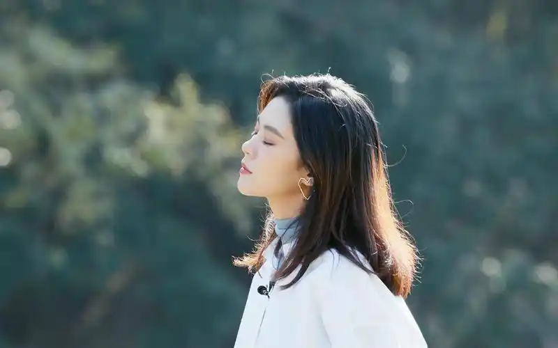 郁可唯一直播一耳机唱出超绝音乐