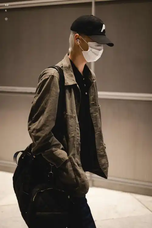 王一博从巴黎出发回国##王一博巴黎回国机场照