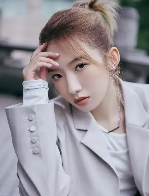 孟美岐#皮质西装配短裤,扎起利落丸子头,蝴蝶耳环,可爱俏皮.