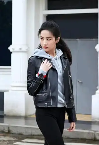刘亦菲尝试新的风格,皮衣加时尚卫衣和修身牛仔裤,干练又成熟
