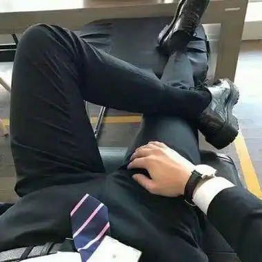 成熟帅气的穿西装稳重男生头像