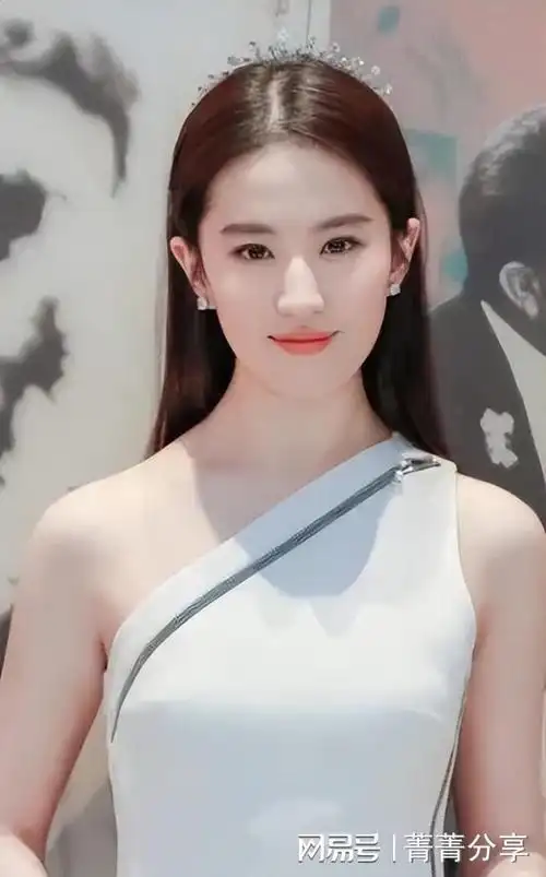 刘亦菲换了风格这样的装扮出门仙女形象顷刻间垮掉