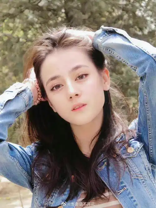 迪丽热巴红衣旧照