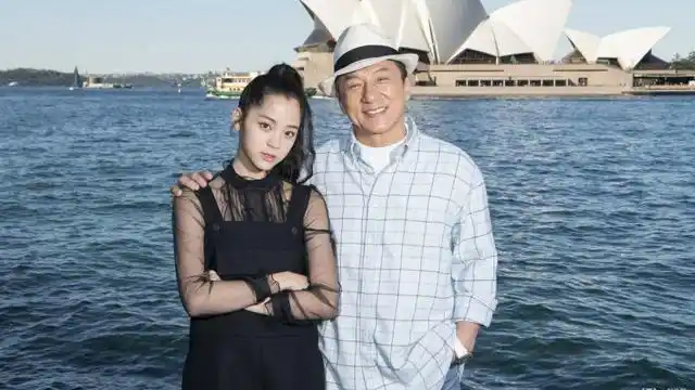 成龙和欧阳娜娜合唱《梦的天空》好久没看到大哥唱歌了