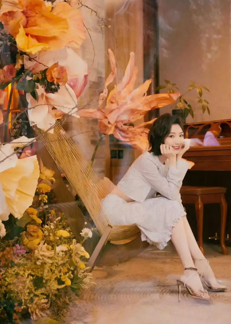 清纯美女# #美腿玉足# 毛晓彤 一字带高跟鞋美脚[色][色][期待][拼