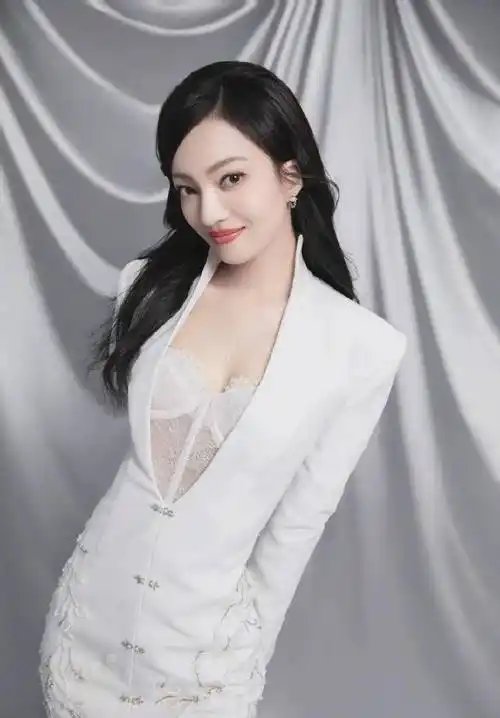 张韶涵白西装配轻纱内衣大秀事业线!
