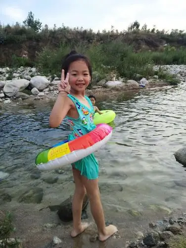 去河里游泳也不错哦