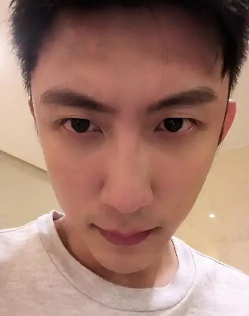 微博黄景瑜黄景瑜微博三张自拍庆祝护鲸团三周年