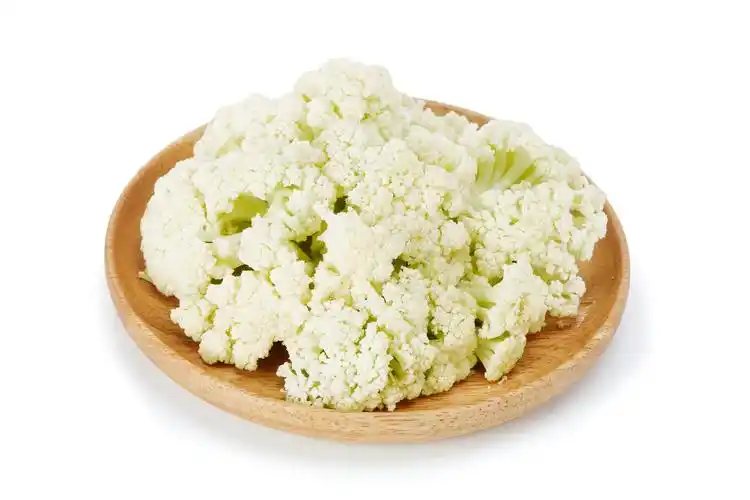 白底木盘蔬菜切开菜花切开花菜一盘菜花