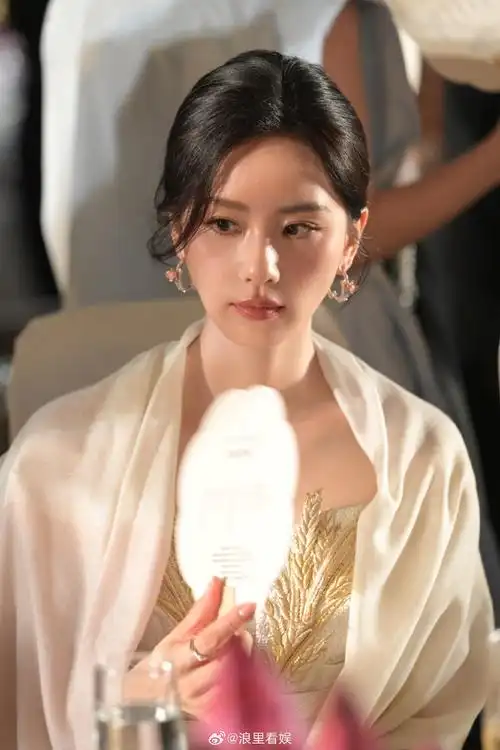 刘诗诗拍完照把苗族剪纸摆好##glass女明星内场生图