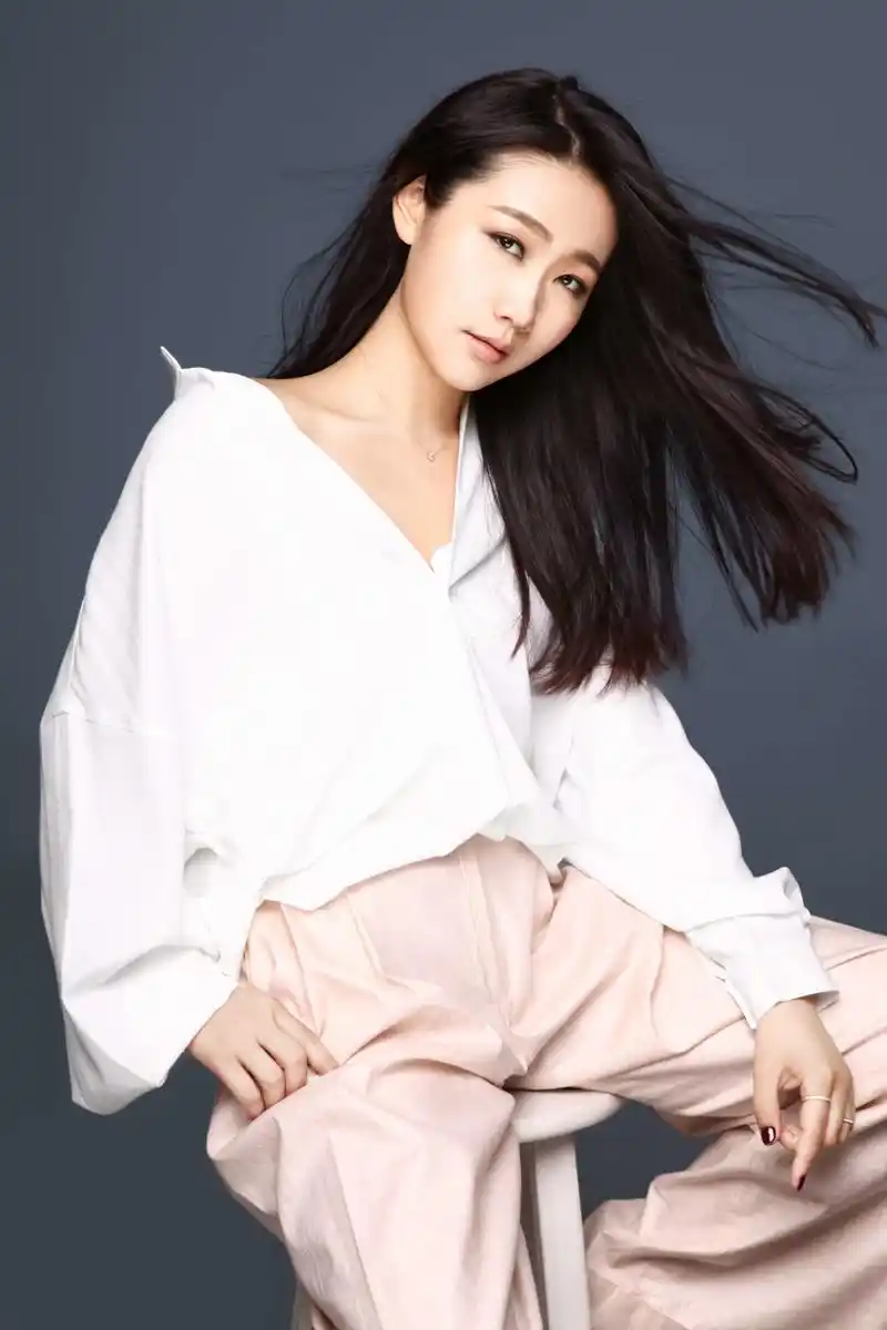 孙露拥有独特的声线,感性而炽热,唱出经典中的经典,让人很惊叹