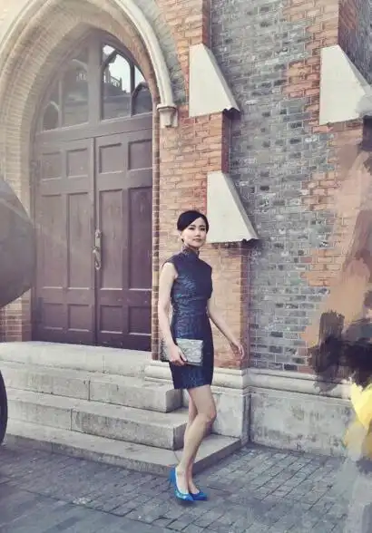 黄龄真是"妖"到骨子里,不仅是嗓音,旗袍也能穿得美艳又妖娆!