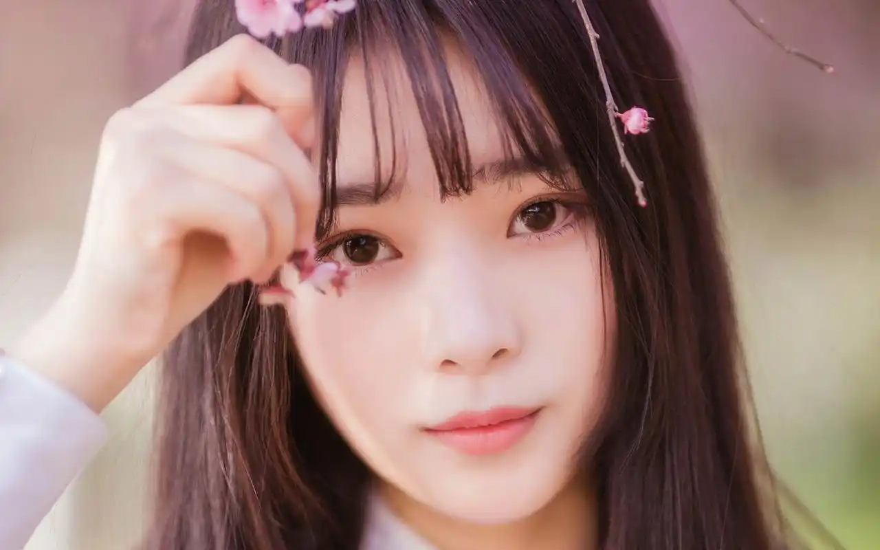 文艺美女桃林漫步高清唯美写真壁纸