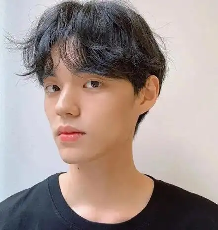 发型分层,突显出立体感,大片的刘海修衬精致的脸型,蓬松的烫发带来