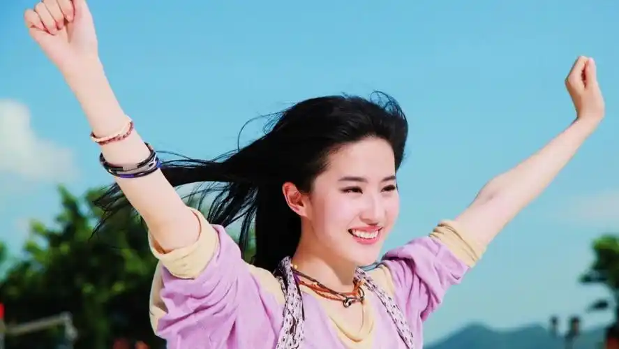 考古刘亦菲早年卡尼尔广告视频,好清纯甜美啊,妥妥的初恋脸,难怪她能