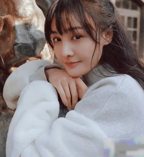 郑爽近照风格多样造型百变甜美不减更显俏皮