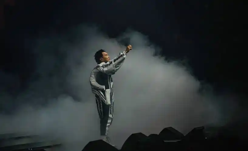 面对面丨陈奕迅《chin up!》:对大世界的恐惧与爱