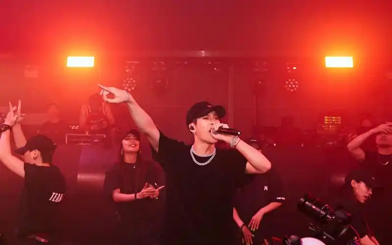 王嘉尔不是可爱的小奶狗踩点燃向混剪舞台