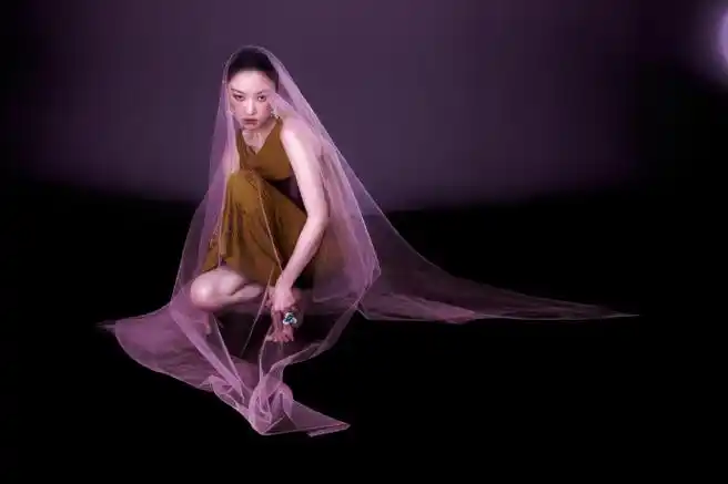 时尚芭莎三月刊##倪妮微醺感芭莎封面大片