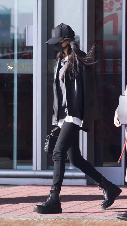 穿马丁靴怎么搭配更好看不如参考杨幂的私服每一套都很时髦