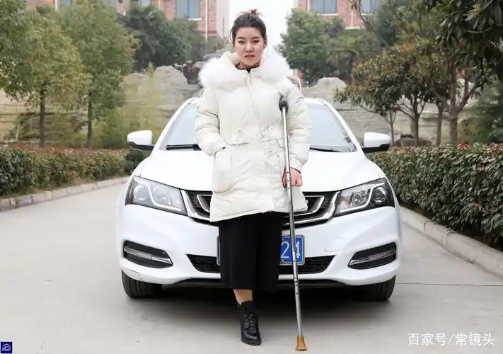 独腿女孩事业成功后披着婚纱盼姻缘,想找比自己大8岁以上的男友