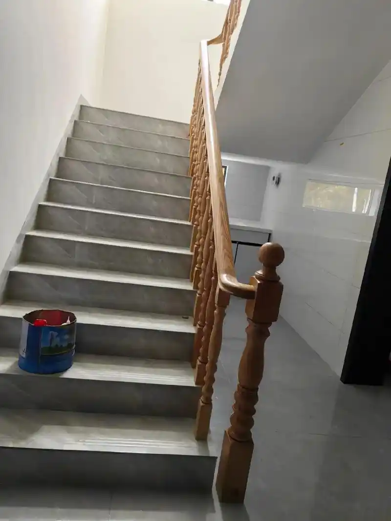 原木色美国红橡传统纽弯楼梯扶手,流畅自然,木纹清晰,纽弯角度 - 抖音