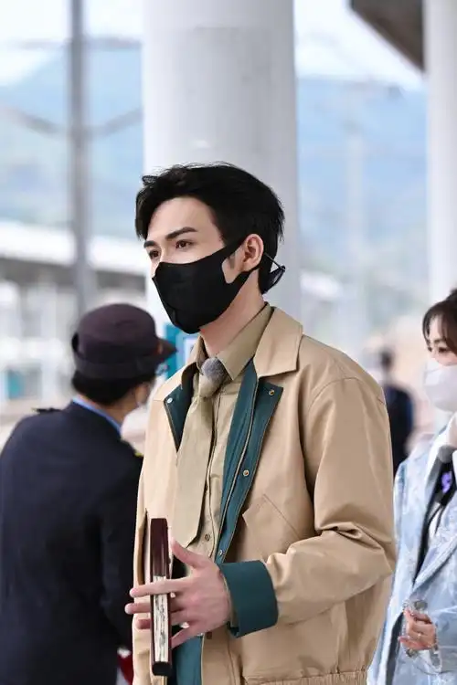 张彬彬卡其色外套造型##张彬彬奔跑吧剧照六宫格