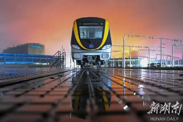 地铁5号线首列车运抵长沙