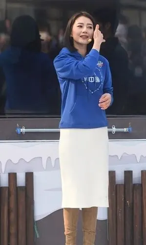 高圆圆怎么这么高级普普通通的卫衣也很优雅配白裙看着太大气