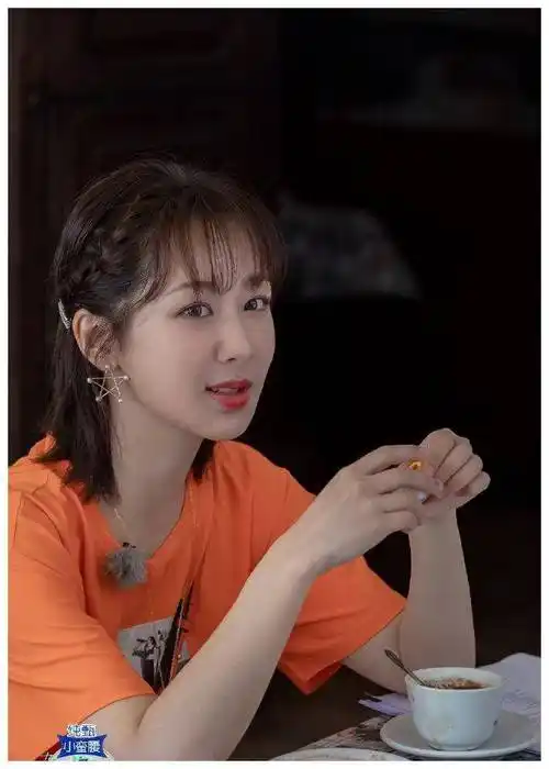 短发也可以变得时尚,看杨紫都是怎么来编发的,减龄又甜美_造型_发型