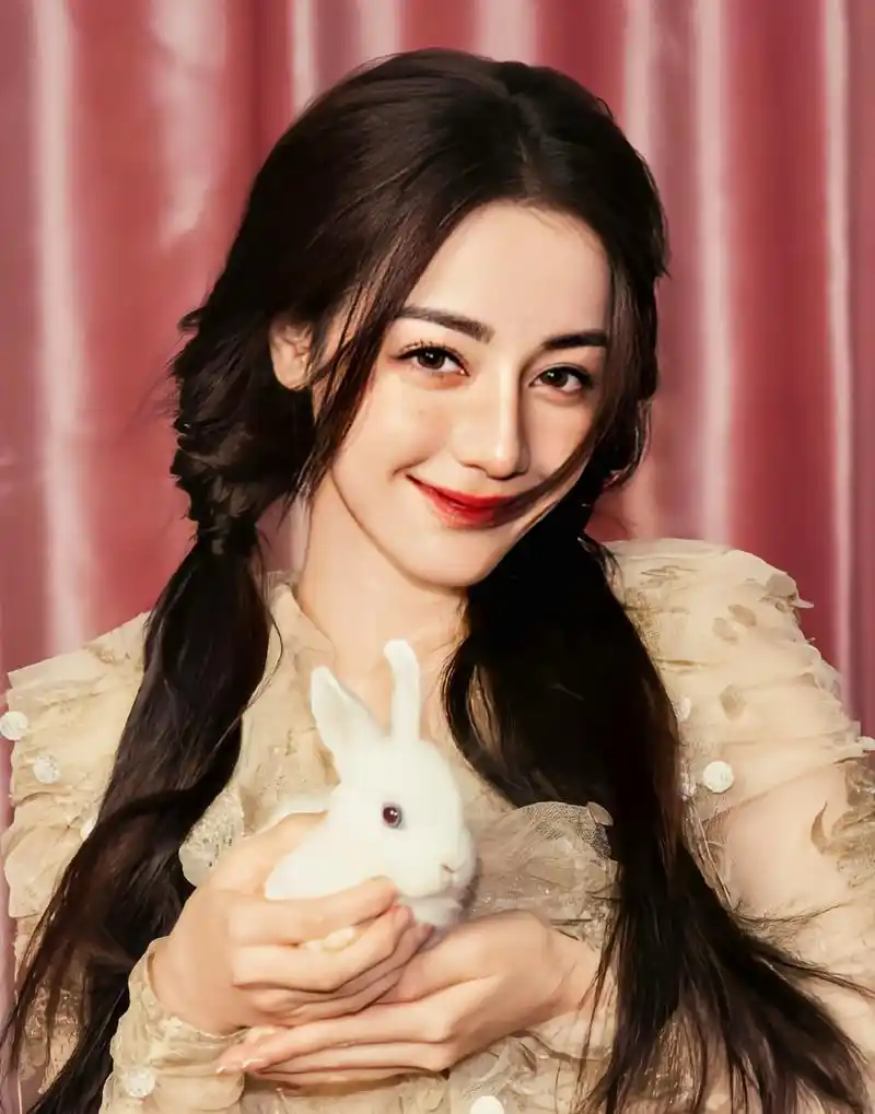 迪丽热巴,一个宝藏女孩,她的妆发外型总是让人惊艳不已.