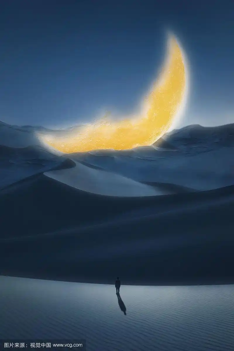 一个人站在沙漠中的月亮面前