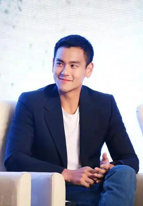 午休来个投票,今年男明星流行剪寸头,大家比较喜欢谁