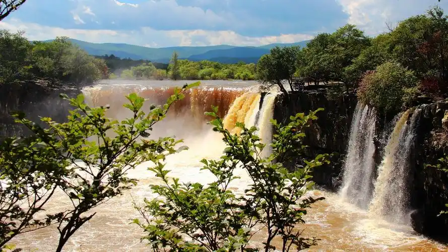 黑龙江镜泊湖吊水楼瀑布高清电脑桌面壁纸下载