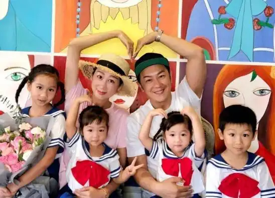 陈浩民一家8口合照:小16岁娇妻5年4胎状态年轻,还要再拼个娃__凤凰网